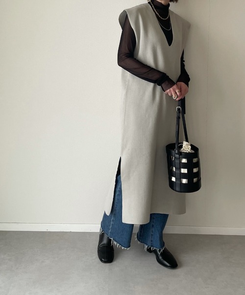 y/m by misato(イムバイミサト)の「深Vネックロングニットトップス(ワンピース・レディース・ブラック/グレイッシュベージュ・FREE)」の11枚目の写真