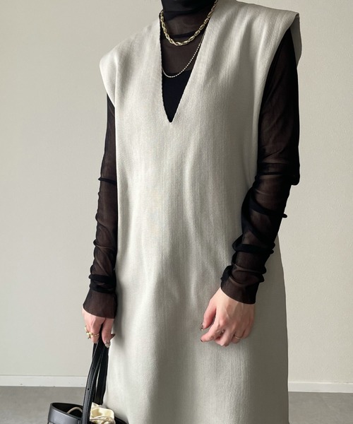 y/m by misato(イムバイミサト)の「深Vネックロングニットトップス(ワンピース・レディース・ブラック/グレイッシュベージュ・FREE)」の12枚目の写真