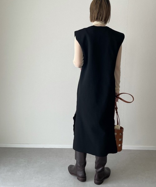 y/m by misato(イムバイミサト)の「深Vネックロングニットトップス(ワンピース・レディース・ブラック/グレイッシュベージュ・FREE)」の13枚目の写真