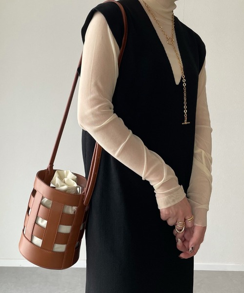 y/m by misato(イムバイミサト)の「深Vネックロングニットトップス(ワンピース・レディース・ブラック/グレイッシュベージュ・FREE)」の15枚目の写真