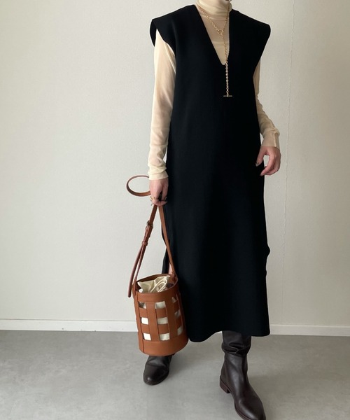 y/m by misato(イムバイミサト)の「深Vネックロングニットトップス(ワンピース・レディース・ブラック/グレイッシュベージュ・FREE)」の16枚目の写真