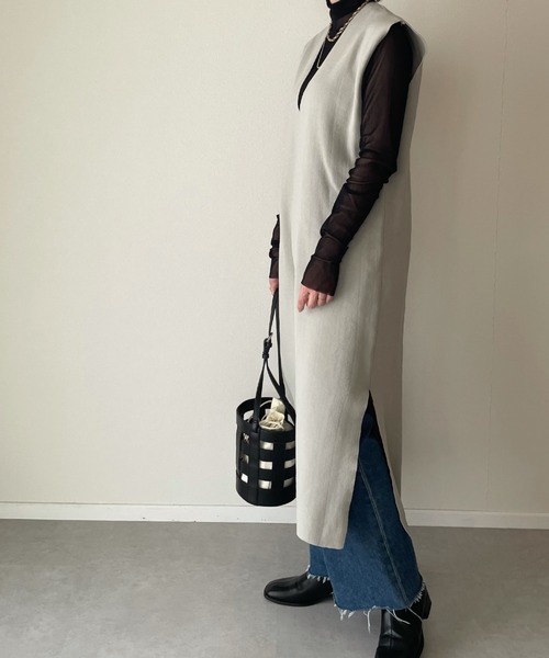 y/m by misato(イムバイミサト)の「深Vネックロングニットトップス(ワンピース・レディース・ブラック/グレイッシュベージュ・FREE)」の17枚目の写真