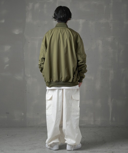 SPINNS（スピンズ）の「ビッグシルエット MA-1ジャケット（MA-1・メンズ・カーキ/アイボリー/ブラック・ONESIZE）」の4枚目の写真