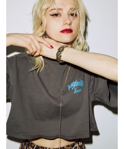 jouetie(ジュエティ)の「フラワークロップド Tシャツ(Tシャツ/カットソー・レディース・アイボリー/ブラック/レッド・MEDIUM)」の2枚目の写真