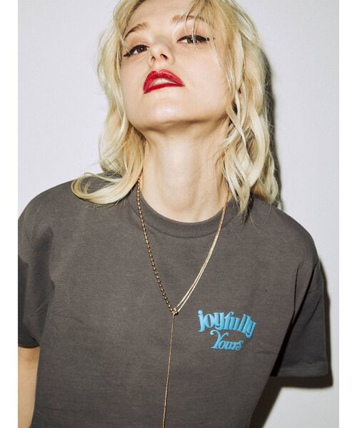 jouetie(ジュエティ)の「フラワークロップド Tシャツ(Tシャツ/カットソー・レディース・アイボリー/ブラック/レッド・MEDIUM)」の4枚目の写真