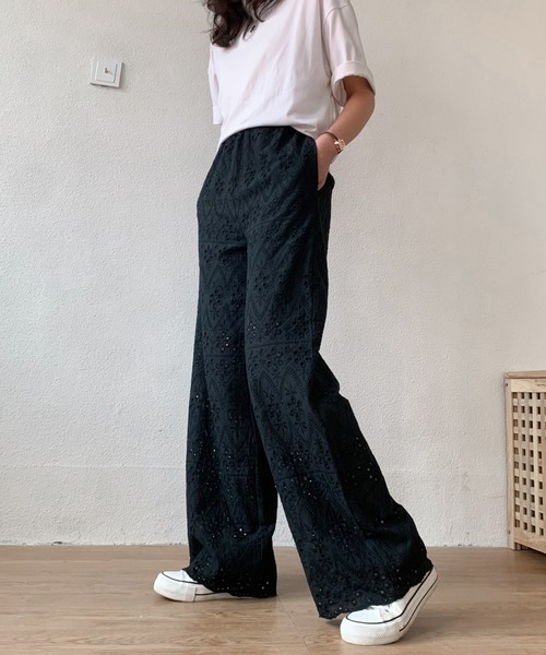 ABITOKYO(アビトーキョー)の「カットワーク刺繍セミワイドパンツ(その他パンツ・レディース・ホワイト/ブラック・M/S)」の2枚目の写真