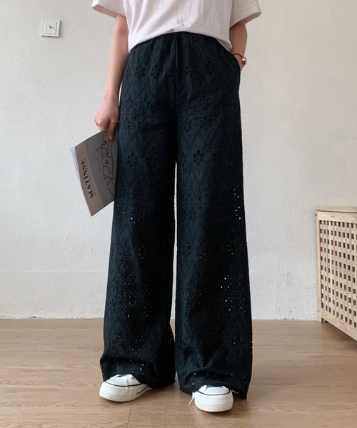 ABITOKYO(アビトーキョー)の「カットワーク刺繍セミワイドパンツ(その他パンツ・レディース・ホワイト/ブラック・M/S)」の3枚目の写真