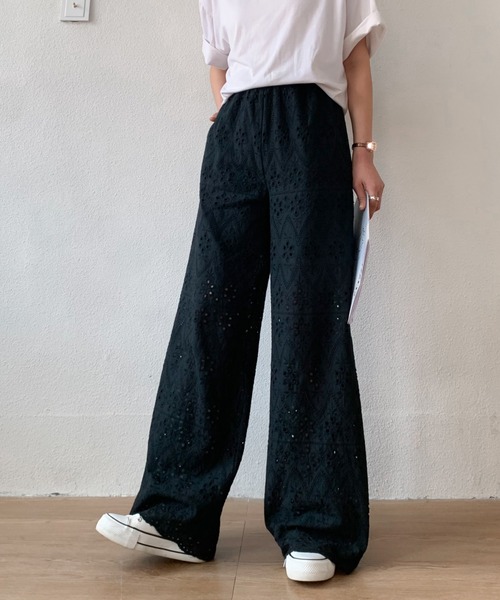 ABITOKYO(アビトーキョー)の「カットワーク刺繍セミワイドパンツ(その他パンツ・レディース・ホワイト/ブラック・M/S)」の4枚目の写真