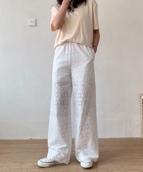 ABITOKYO(アビトーキョー)の「カットワーク刺繍セミワイドパンツ(その他パンツ・レディース・ホワイト/ブラック・M/S)」の16枚目の写真