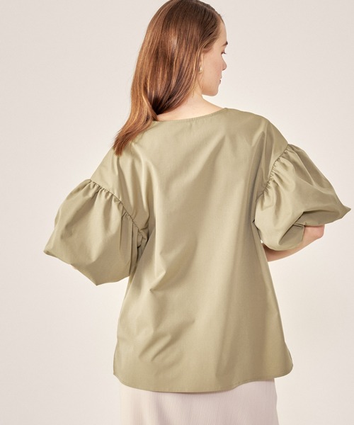 ふんわりスリーブVネックブラウス