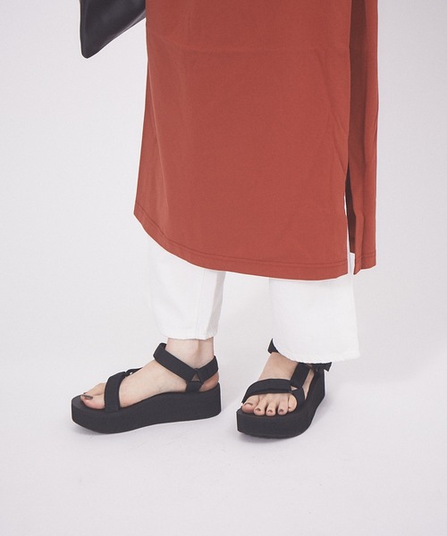 PICHE ABAHOUSE(ピシェ アバハウス)の「●Teva/FLATFORM UNIVERSAL ボリュームソールサンダル(サンダル・レディース・ブラウン/ブラック・8/7/6)」の2枚目の写真