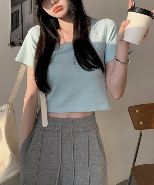 VIBGYOR Women(ヴィブジョー ウィメン)の「【KOREA SELECT】ショート丈 ラウンドネック 半袖 Tシャツ(Tシャツ/カットソー・レディース・ホワイト/ライトブルー/ブラック/パープル/グレー/ピンク/ブルー・SMALL/MEDIUM/LARGE)」の1枚目の写真