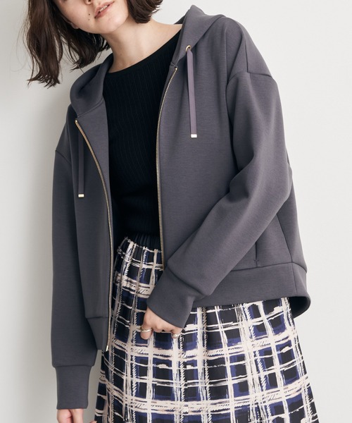 YECCA VECCA(イェッカヴェッカ)の「バックプリーツZIPフーディー(パーカー・レディース・チャコールグレー/モカ/ライトベージュ・FREE)」の1枚目の写真