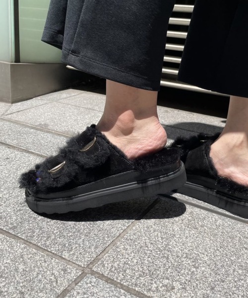 MOHI（モヒ）の「【MOHI】ファーWバックルサンダル（サンダル