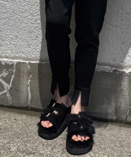 MOHI ブラックファーサンダル ゴールドバックル MOHI（モヒ）の「【MOHI】ファーWバックルサンダル（サンダル