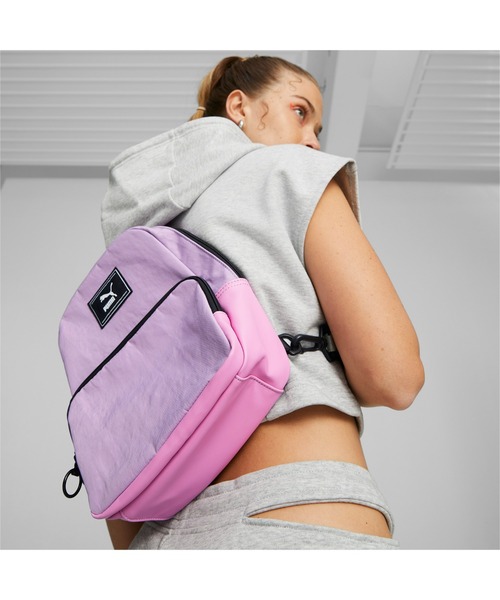 PUMA（プーマ）の「PUMA プーマ ウィメンズ プライム タイム スリング バックパック 6L（バックパック/リュック・レディース・ブラック/パープル系その他・フリー）」の4枚目の写真