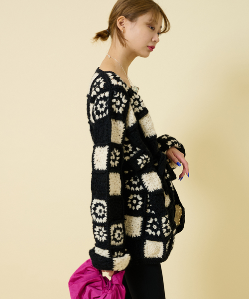 U by SPICK&SPAN SELECT（ユーバイスピックアンドスパンセレクト）の「【NEPAL HAND KNIT】別注 FLOWERパッチワークカーディガン（ニット/セーター・レディース・ピンク/ブラック・FREE）」の4枚目の写真