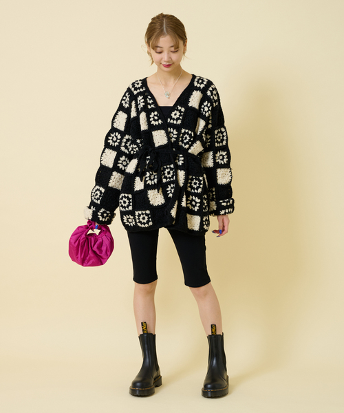 U by SPICK&SPAN SELECT（ユーバイスピックアンドスパンセレクト）の「【NEPAL HAND KNIT】別注 FLOWERパッチワークカーディガン（ニット/セーター・レディース・ピンク/ブラック・FREE）」の6枚目の写真