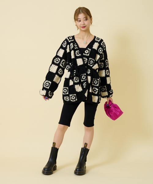 U by SPICK&SPAN SELECT（ユーバイスピックアンドスパンセレクト）の「【NEPAL HAND KNIT】別注 FLOWERパッチワークカーディガン（ニット/セーター・レディース・ピンク/ブラック・FREE）」の7枚目の写真