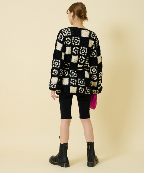 U by SPICK&SPAN SELECT（ユーバイスピックアンドスパンセレクト）の「【NEPAL HAND KNIT】別注 FLOWERパッチワークカーディガン（ニット/セーター・レディース・ピンク/ブラック・FREE）」の10枚目の写真