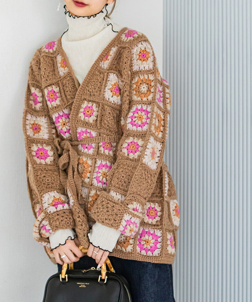 U by SPICK&SPAN SELECT（ユーバイスピックアンドスパンセレクト）の「【NEPAL HAND KNIT】別注 FLOWERパッチワークカーディガン（ニット/セーター・レディース・ピンク/ブラック・FREE）」の11枚目の写真