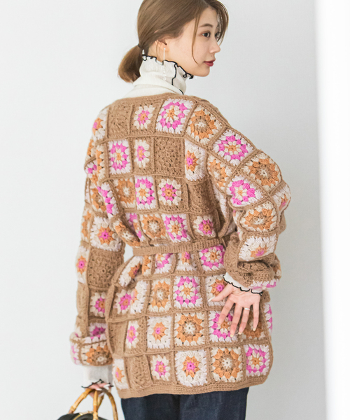 U by SPICK&SPAN SELECT（ユーバイスピックアンドスパンセレクト）の「【NEPAL HAND KNIT】別注 FLOWERパッチワークカーディガン（ニット/セーター・レディース・ピンク/ブラック・FREE）」の13枚目の写真