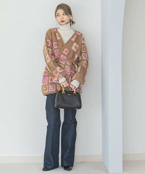 U by SPICK&SPAN SELECT（ユーバイスピックアンドスパンセレクト）の「【NEPAL HAND KNIT】別注 FLOWERパッチワークカーディガン（ニット/セーター・レディース・ピンク/ブラック・FREE）」の15枚目の写真