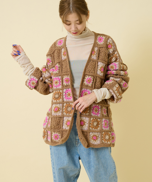 U by SPICK&SPAN SELECT（ユーバイスピックアンドスパンセレクト）の「【NEPAL HAND KNIT】別注 FLOWERパッチワークカーディガン（ニット/セーター・レディース・ピンク/ブラック・FREE）」の19枚目の写真