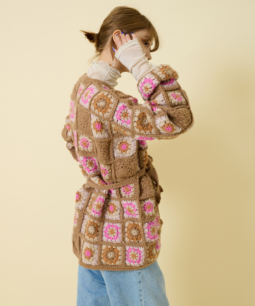 U by SPICK&SPAN SELECT（ユーバイスピックアンドスパンセレクト）の「【NEPAL HAND KNIT】別注 FLOWERパッチワークカーディガン（ニット/セーター・レディース・ピンク/ブラック・FREE）」の22枚目の写真