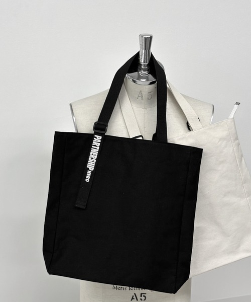 LVEU.（ラブユ.）の「【ZOZOTOWN限定】Logo belt square canvas tote bag / ロゴベルトスクエアキャンバストートバッグ（トートバッグ・レディース・ブラック/アイボリー・FREE）」の3枚目の写真