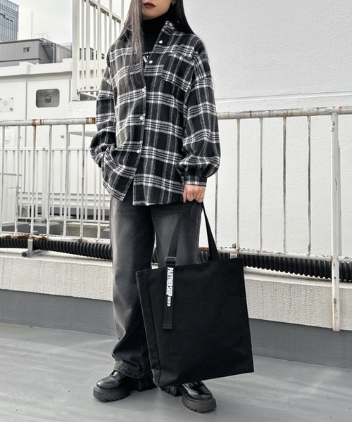 LVEU.（ラブユ.）の「【ZOZOTOWN限定】Logo belt square canvas tote bag / ロゴベルトスクエアキャンバストートバッグ（トートバッグ・レディース・ブラック/アイボリー・FREE）」の4枚目の写真