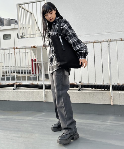 LVEU.（ラブユ.）の「【ZOZOTOWN限定】Logo belt square canvas tote bag / ロゴベルトスクエアキャンバストートバッグ（トートバッグ・レディース・ブラック/アイボリー・FREE）」の5枚目の写真
