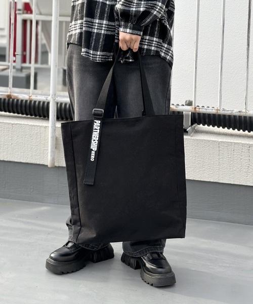 LVEU.（ラブユ.）の「【ZOZOTOWN限定】Logo belt square canvas tote bag / ロゴベルトスクエアキャンバストートバッグ（トートバッグ・レディース・ブラック/アイボリー・FREE）」の6枚目の写真