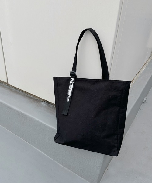 LVEU.（ラブユ.）の「【ZOZOTOWN限定】Logo belt square canvas tote bag / ロゴベルトスクエアキャンバストートバッグ（トートバッグ・レディース・ブラック/アイボリー・FREE）」の7枚目の写真
