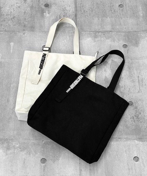LVEU.（ラブユ.）の「【ZOZOTOWN限定】Logo belt square canvas tote bag / ロゴベルトスクエアキャンバストートバッグ（トートバッグ・レディース・ブラック/アイボリー・FREE）」の8枚目の写真