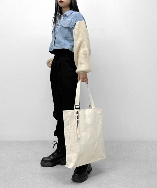 LVEU.（ラブユ.）の「【ZOZOTOWN限定】Logo belt square canvas tote bag / ロゴベルトスクエアキャンバストートバッグ（トートバッグ・レディース・ブラック/アイボリー・FREE）」の9枚目の写真