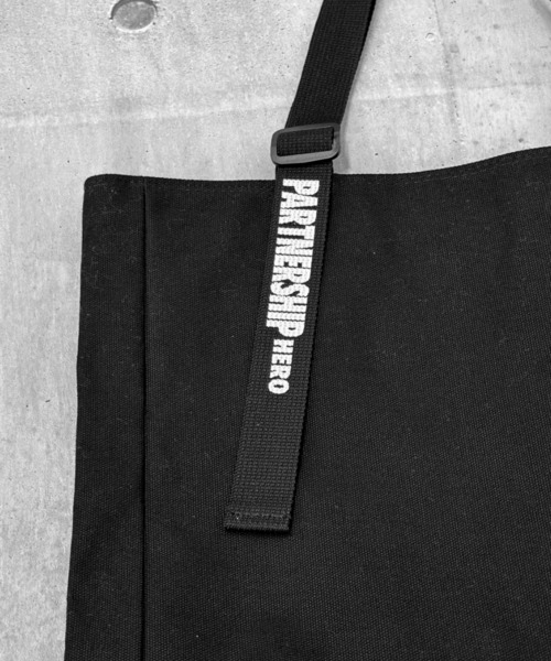 LVEU.（ラブユ.）の「【ZOZOTOWN限定】Logo belt square canvas tote bag / ロゴベルトスクエアキャンバストートバッグ（トートバッグ・レディース・ブラック/アイボリー・FREE）」の13枚目の写真