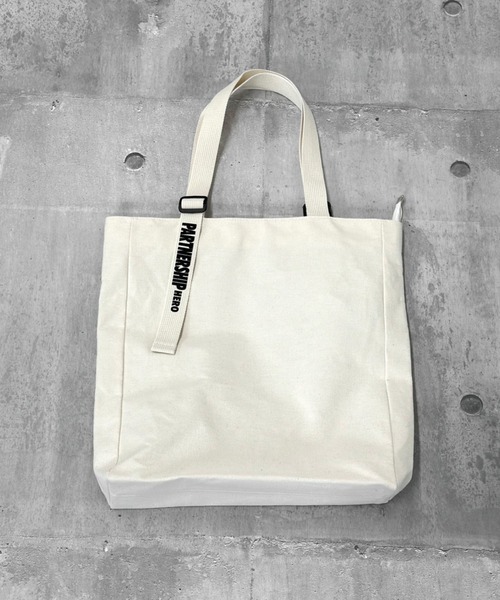 LVEU.（ラブユ.）の「【ZOZOTOWN限定】Logo belt square canvas tote bag / ロゴベルトスクエアキャンバストートバッグ（トートバッグ・レディース・ブラック/アイボリー・FREE）」の18枚目の写真