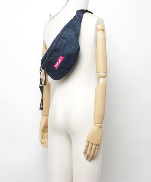 MILKFED.（ミルクフェド）の「TOP LOGO FANNY PACK NAVY /ロゴ　ウエストポーチ/ウエストバッグ/ヒップバッグ（ボディバッグ/ウエストポーチ・レディース・ネイビー・ONE SIZE）」の13枚目の写真