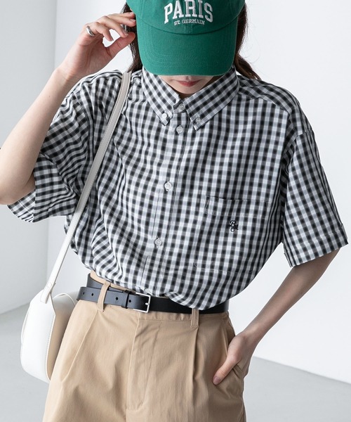 BONLECILL(ボンルシール)の「ビッグシルエット アソートワンポイント刺繍ボタンダウン半袖シャツ(シャツ/ブラウス・レディース・ライトピンク/オフホワイト/ライトイエロー/ネイビー系/ブラック系/サックスブルー/グレー系/ブルー・FREE)」の3枚目の写真