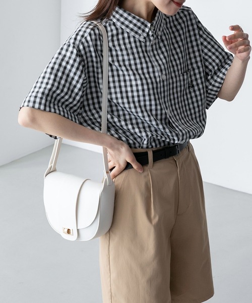 BONLECILL(ボンルシール)の「ビッグシルエット アソートワンポイント刺繍ボタンダウン半袖シャツ(シャツ/ブラウス・レディース・ライトピンク/オフホワイト/ライトイエロー/ネイビー系/ブラック系/サックスブルー/グレー系/ブルー・FREE)」の19枚目の写真