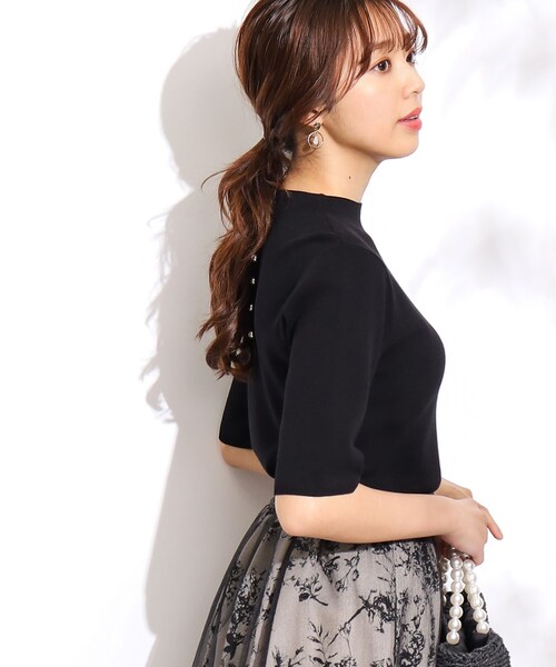 couture brooch(クチュールブローチ)の「◆【新色追加!ひとさじの甘さを足す】バックフェイクパール5分袖ニット(ニット/セーター・レディース・ブラック/ブラウン系その他/ベビーピンク/オフホワイト/ブラック系7/グリーン系5/ベージュ系7/アイボリー系7・38/42/40)」の10枚目の写真