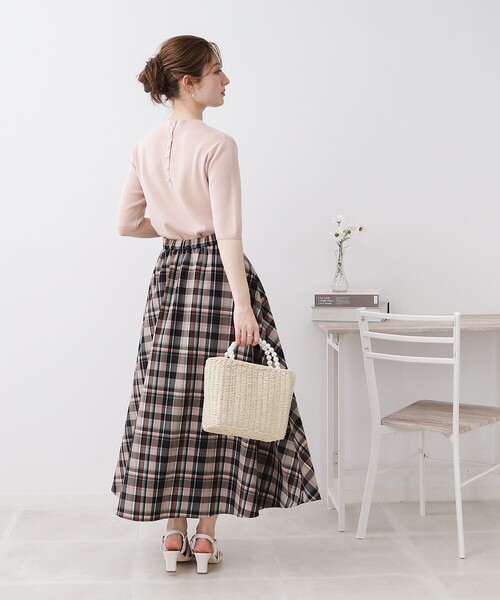 couture brooch(クチュールブローチ)の「◆【新色追加!ひとさじの甘さを足す】バックフェイクパール5分袖ニット(ニット/セーター・レディース・ブラック/ブラウン系その他/ベビーピンク/オフホワイト/ブラック系7/グリーン系5/ベージュ系7/アイボリー系7・38/42/40)」の16枚目の写真