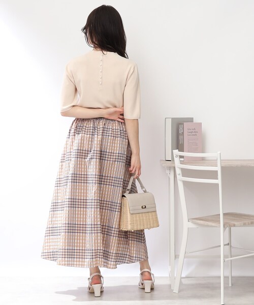 couture brooch(クチュールブローチ)の「◆【新色追加!ひとさじの甘さを足す】バックフェイクパール5分袖ニット(ニット/セーター・レディース・ブラック/ブラウン系その他/ベビーピンク/オフホワイト/ブラック系7/グリーン系5/ベージュ系7/アイボリー系7・38/42/40)」の18枚目の写真