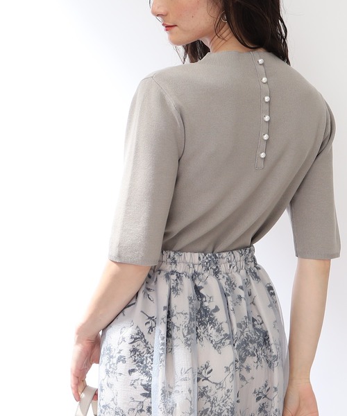 couture brooch(クチュールブローチ)の「◆【新色追加!ひとさじの甘さを足す】バックフェイクパール5分袖ニット(ニット/セーター・レディース・ブラック/ブラウン系その他/ベビーピンク/オフホワイト/ブラック系7/グリーン系5/ベージュ系7/アイボリー系7・38/42/40)」の7枚目の写真