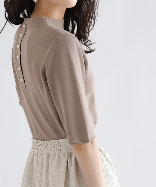 couture brooch(クチュールブローチ)の「◆【新色追加!ひとさじの甘さを足す】バックフェイクパール5分袖ニット(ニット/セーター・レディース・ブラック/ブラウン系その他/ベビーピンク/オフホワイト/ブラック系7/グリーン系5/ベージュ系7/アイボリー系7・38/42/40)」の1枚目の写真