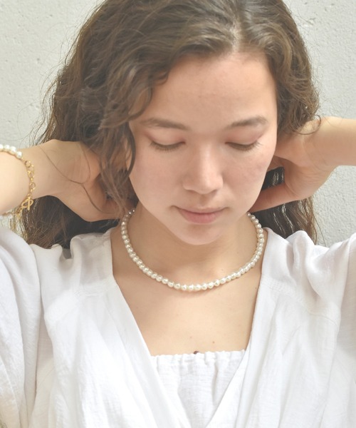 LHME（エルエイチエムイー）の「【WEB限定】”MELLOW”バロックパールネックレス/サージカルステンレス（金属アレルギー対応）【LHME / エルエイチエムイー】（ネックレス・レディース・ホワイト×ゴールド・43cm）」の7枚目の写真