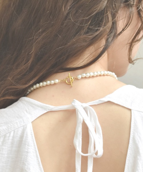 LHME（エルエイチエムイー）の「【WEB限定】”MELLOW”バロックパールネックレス/サージカルステンレス（金属アレルギー対応）【LHME / エルエイチエムイー】（ネックレス・レディース・ホワイト×ゴールド・43cm）」の6枚目の写真