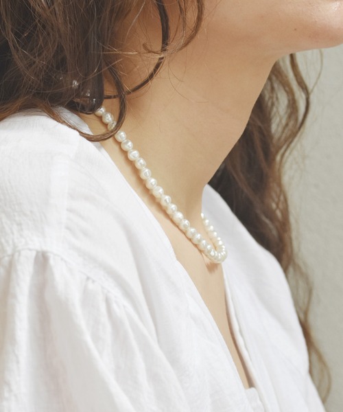 LHME（エルエイチエムイー）の「【WEB限定】”MELLOW”バロックパールネックレス/サージカルステンレス（金属アレルギー対応）【LHME / エルエイチエムイー】（ネックレス・レディース・ホワイト×ゴールド・43cm）」の16枚目の写真