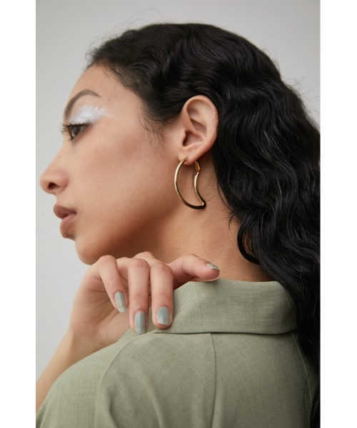 AZUL by moussy(アズールバイマウジー)の「CRESCENT MOON HOOP EARRINGS/クレセントムーンフープピアス(ピアス(両耳用)・レディース・シルバー/ゴールド系その他・FREE)」の2枚目の写真